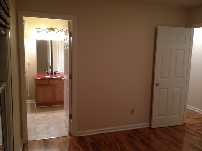 Building Photo - Fabulous 3 bed/2 bath home in PRIME BROOKH...