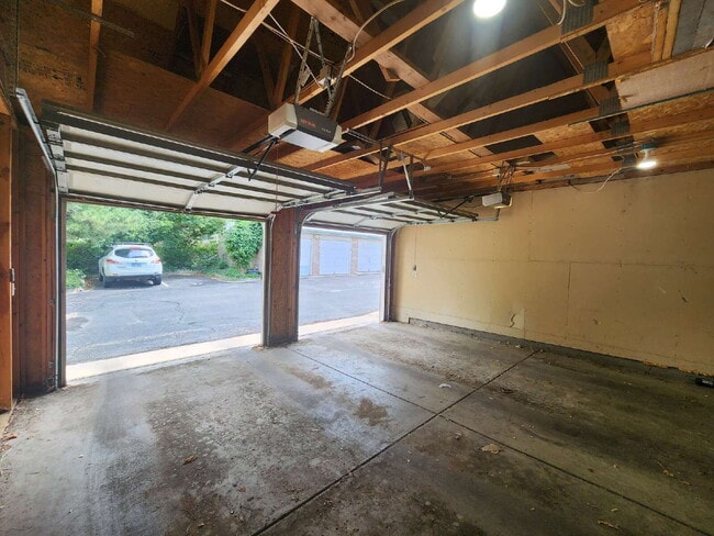 Building Photo - Stunning 3 Bedroom Townhome Tucked Away In Breathtaking Community MOVE IN INCENTIVES AVAILABLE!