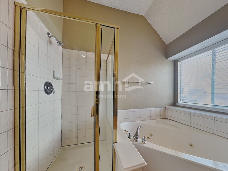 Building Photo - 7716 Parkwood Plaza Dr