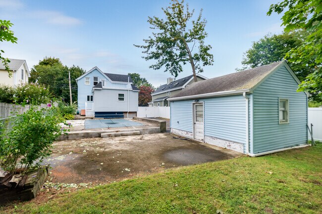 Large back yard patio - 1099 North Ave
