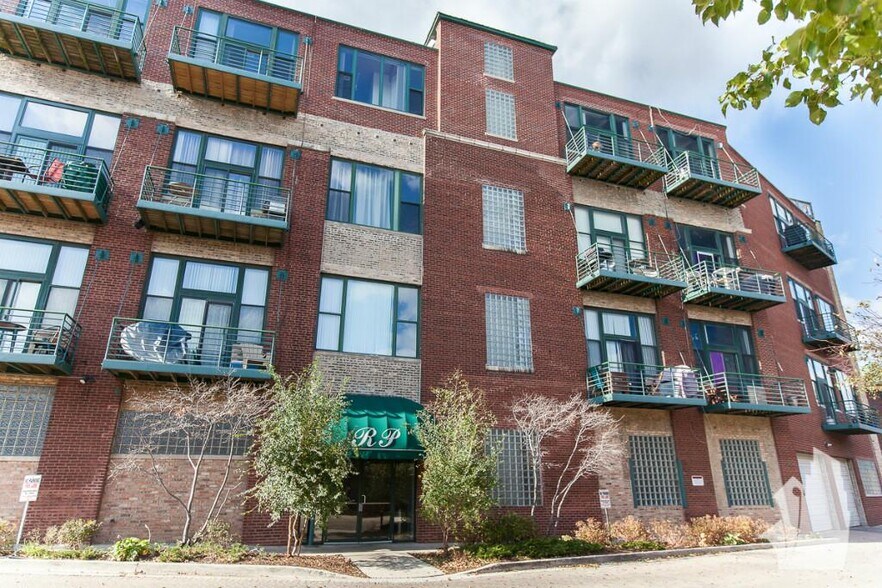 Building Photo - 2222 W Diversey Ave