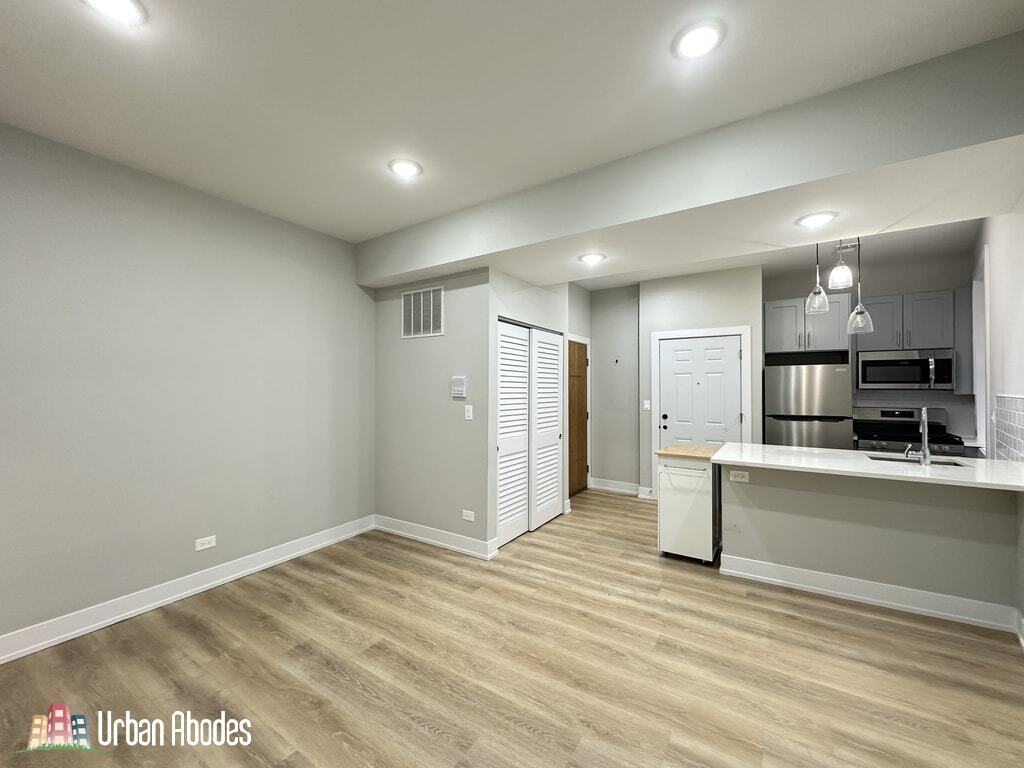 Building Photo - 442 W Belden Ave