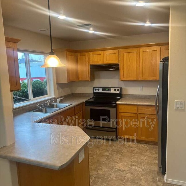 Building Photo - 1223 SW Sun Glo Dr