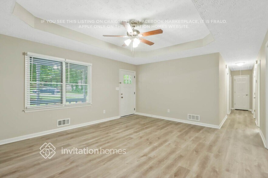 Building Photo - 300 E Country Woods Dr