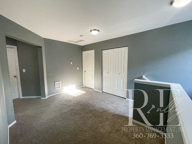 Building Photo - Spacious 3 bedroom