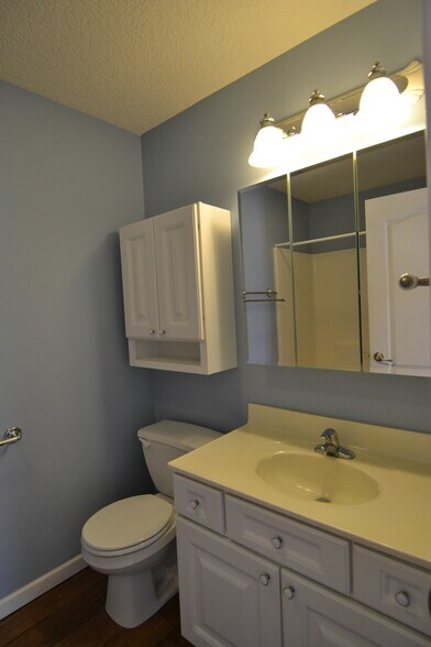 Building Photo - 1900 Salter Pl