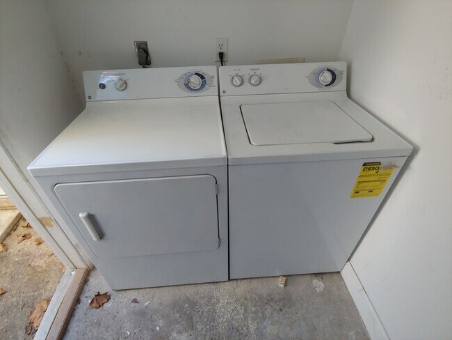Building Photo - Beautifully updated townhome with stainless steel appliances and wood floors!
