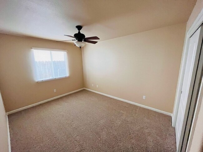 Building Photo - $2,495 Maple & Behymer, 3 Bedroom Home - N...