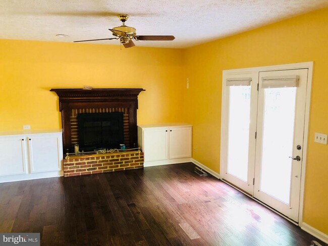 Building Photo - 2021 State Room Dr
