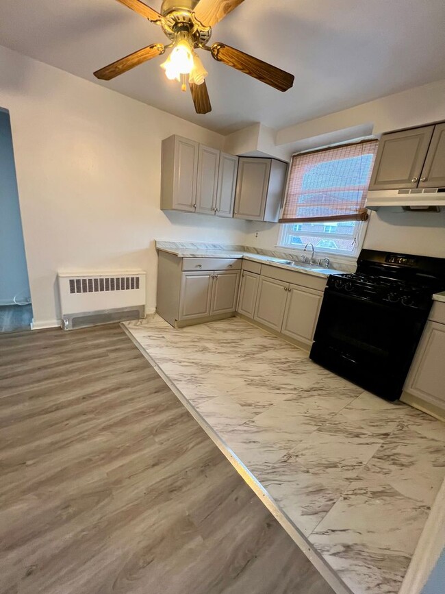 Building Photo - Newly Renovated 2-Bedroom Apartment in Ste...