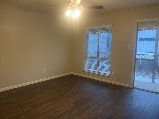 Building Photo - 5607 Sunshine Dr