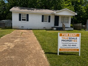 Building Photo - 3BR 2BA with large back yard on closed street.