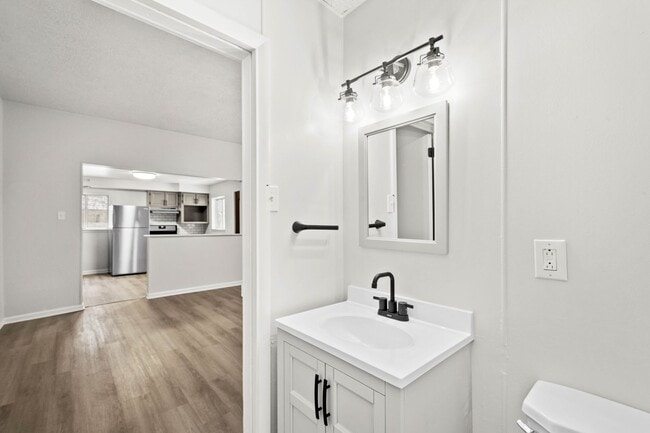 Building Photo - Stunning 4 bedroom in McKees Rocks availab...