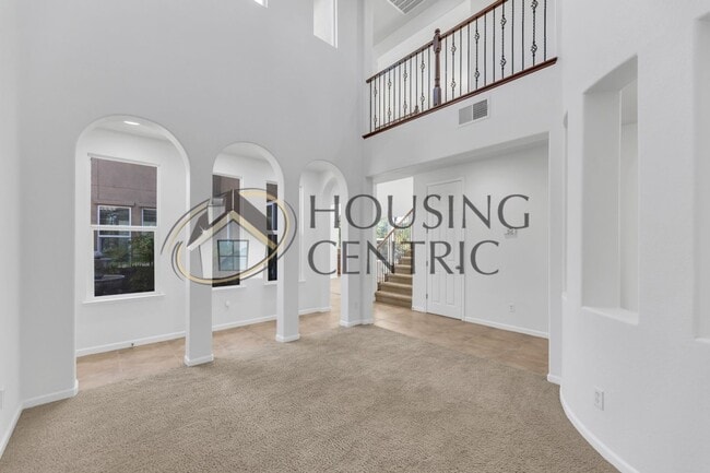 Building Photo - Beautiful Executive Home w/ Pool on 1/2 Ac...