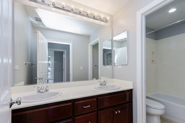 Building Photo - 3 Bed / 2.5 Bath beautiful end unit townhome with tons of upgrades. YouTube Tour!!