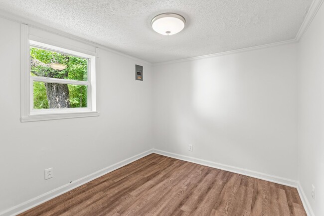 Building Photo - Stunning & Newly Renovated 3 Bedroom 2 Bat...