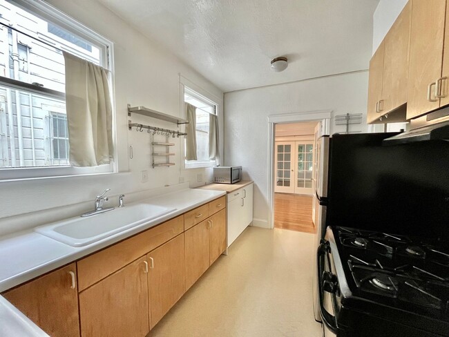 Building Photo - Charming 1 Bedroom Flat with a separate of...