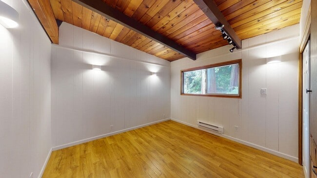 Building Photo - ***PENDING APPLICATION***Fantastic 3 Bedroom Home with Gorgeous Ocean View