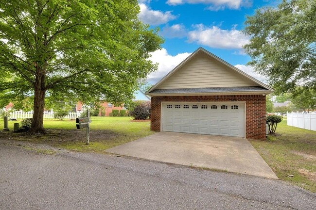 Building Photo - 3225 Mayflower Ln