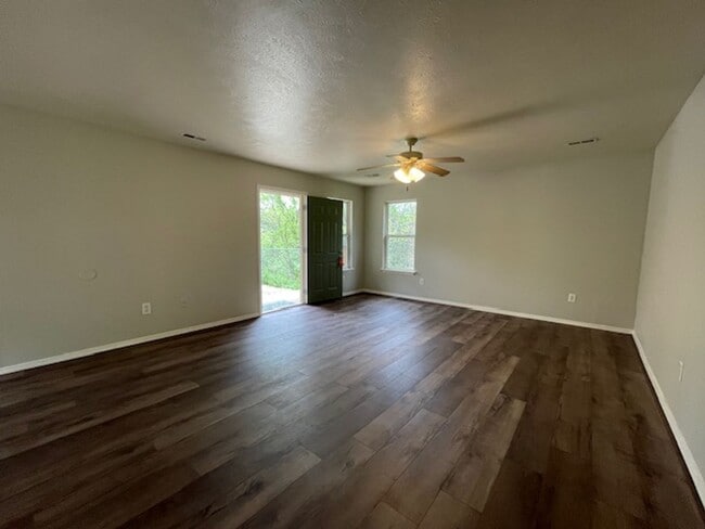 Building Photo - 3 Bedroom Home in Merriam Woods!