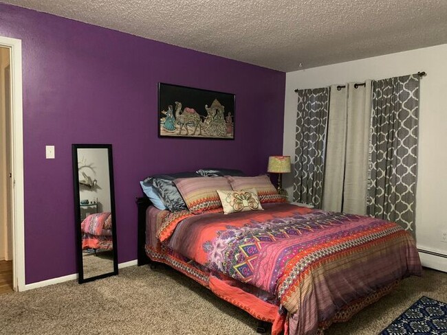 Building Photo - 2 Bed/1 Bath - Pool, Fireplace, Laundry Fa...