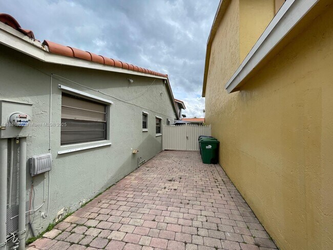 Building Photo - 9922 SW 2nd St