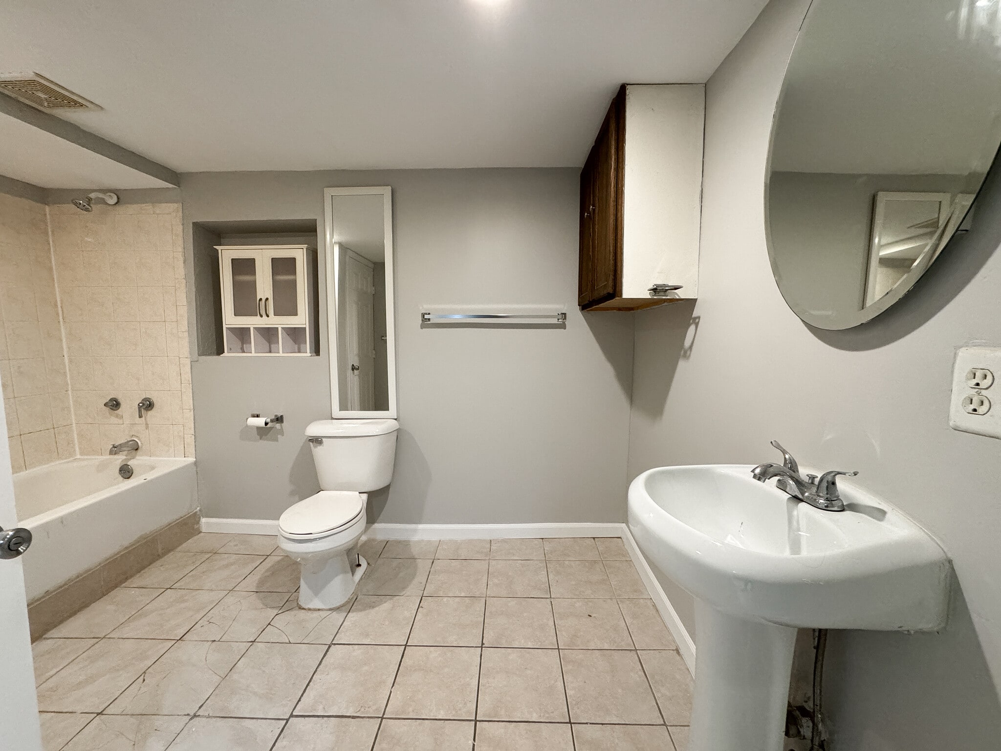 Bathroom - 4038 W Potomac Ave