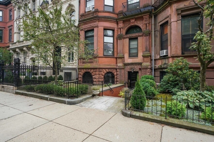 Building Photo - 132 Commonwealth Ave