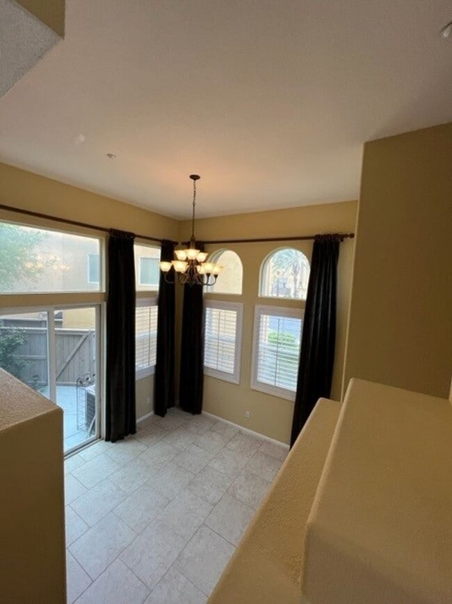 Building Photo - 2852 Villas Way