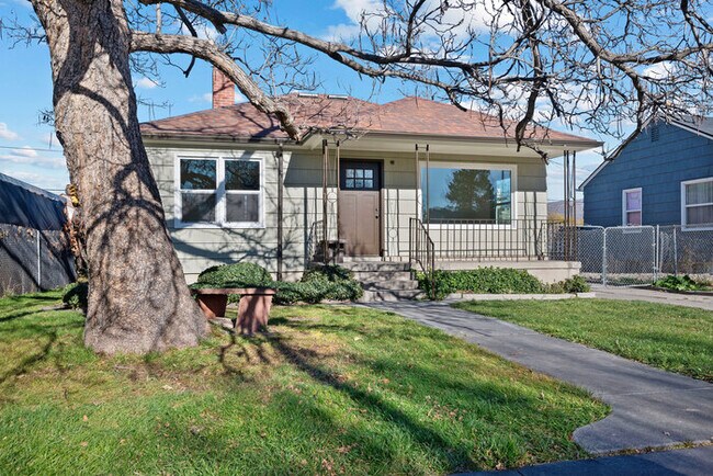 Building Photo - 840 W Montague Ave