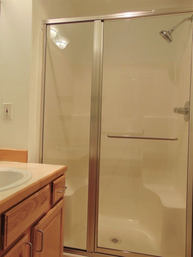 Building Photo - Lovely and Spacious 2 BR/1.75 BA Kirkland ...