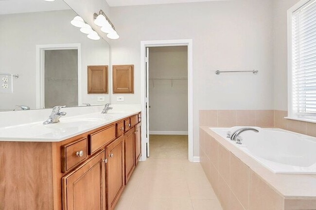 Building Photo - Gorgeous 3BD/2.5BA Craftsman Style Home in the Westmoreland Community!