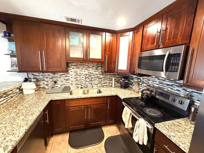 Building Photo - Desirable Home in Lincoln Village – A must see!