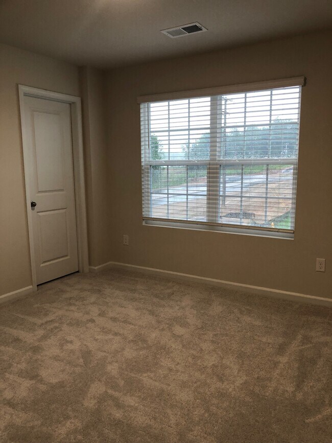 Building Photo - 6014 Red Pheasant Dr