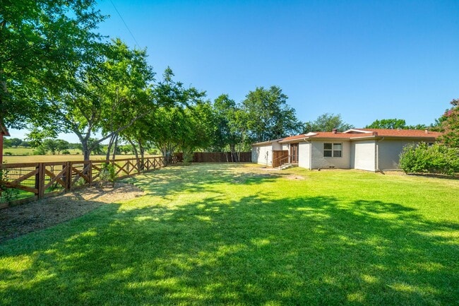 Building Photo - 3 Bedroom 2 Bath 2 Car Garage - Backs Up To A Nice Farm