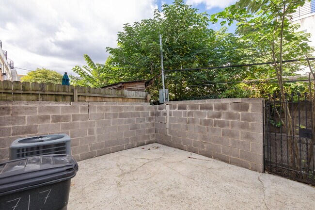 Building Photo - 1717 Annin St