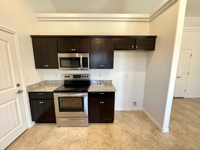 Building Photo - Great 3 Bedroom Home near Hualapai School!