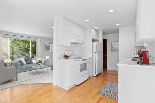 Building Photo - 2Bd/1.75Ba Seattle Condo