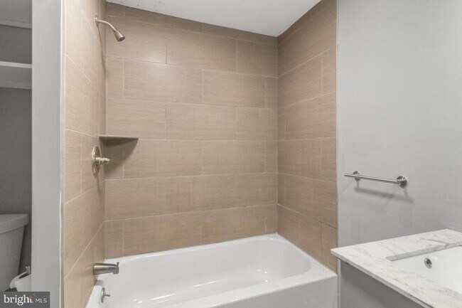 Building Photo - 160 Richmond St