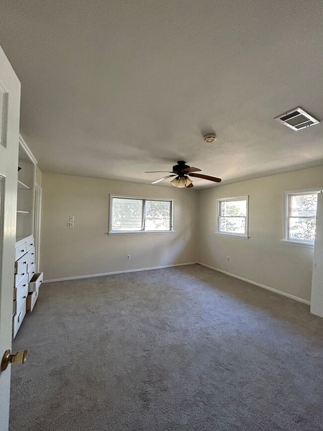 Building Photo - Century21Rental