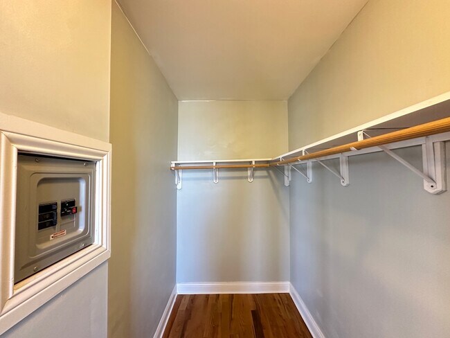 Building Photo - 823 W Diversey Pkwy