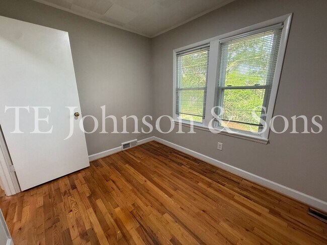 Building Photo - Spacious 3 Bedroom Home with Primary Suite on Main Level and 2-Car Carport