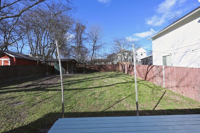 Building Photo - Sweet Cottage Charm with Updated Kitchen, Fenced Yard & Washer/Dryer Included