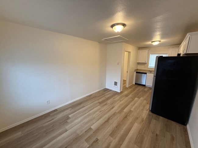 Building Photo - 3357 Portland Rd NE