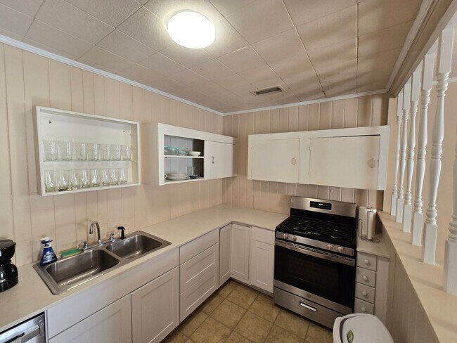 Building Photo - Midtown Charmer- Price reduced.  Call to see house today!!
