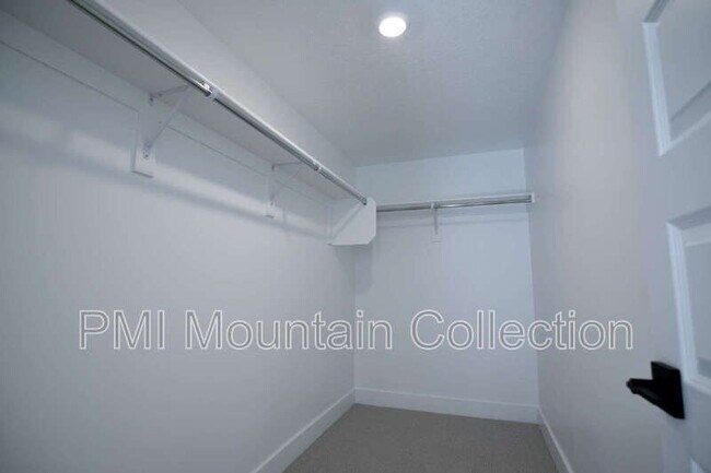 Building Photo - 459 Rimrock Ln
