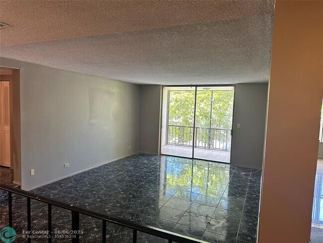 Building Photo - 3680 Inverrary Dr