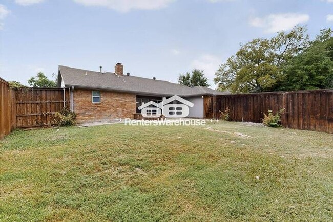 Building Photo - MOVE IN READY COMPLETELY UPDATED - 3BED/2B...