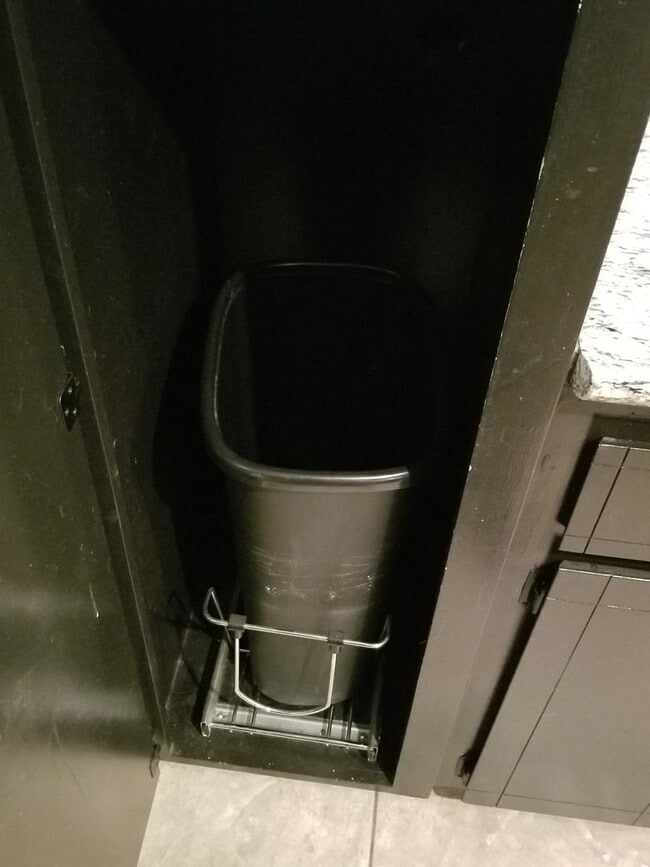 Building Photo - 1 BR Loft Available now