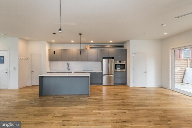 Building Photo - 2328 Memphis St